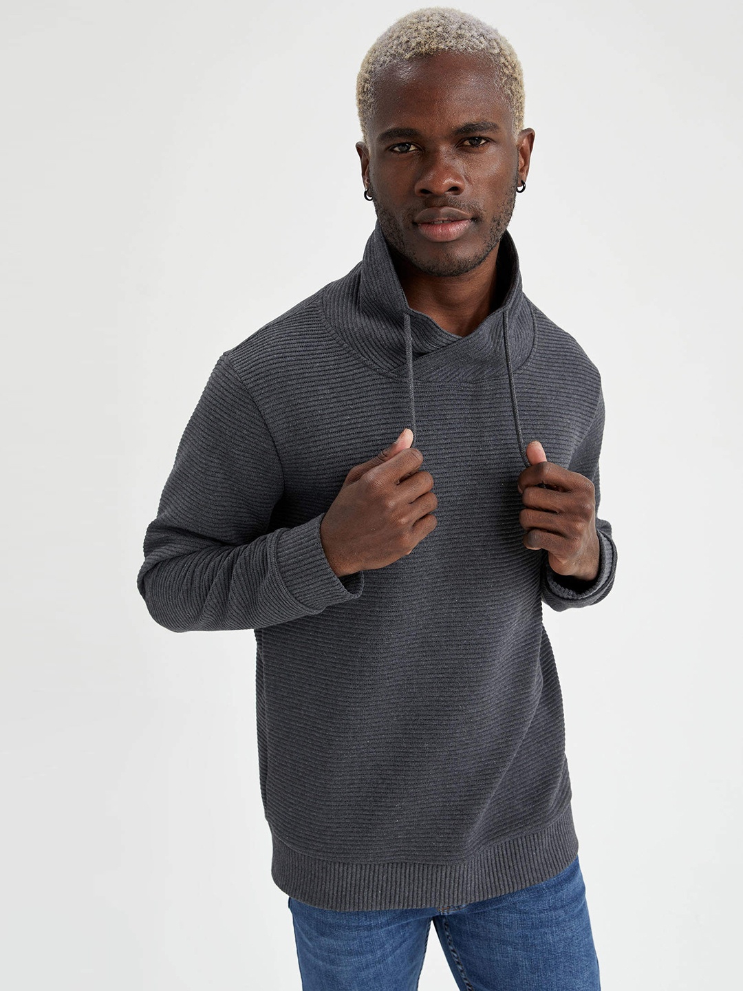 

DeFacto Men Charcoal Grey Solid Sweatshirt