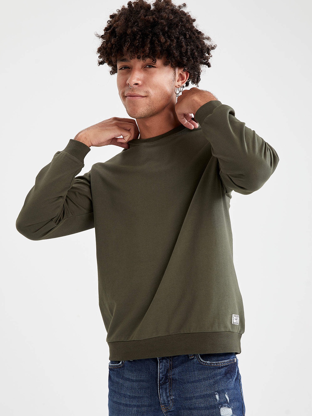 

DeFacto Men Olive Green Solid Sweatshirt