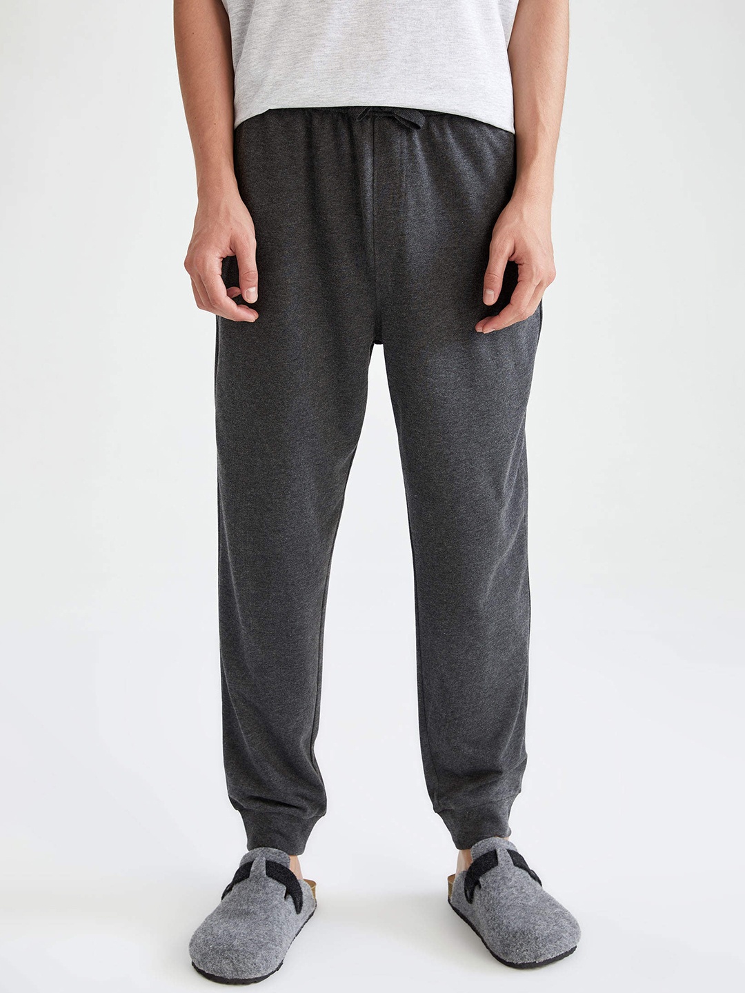 

DeFacto Men Charcoal Grey Solid Lounge Joggers