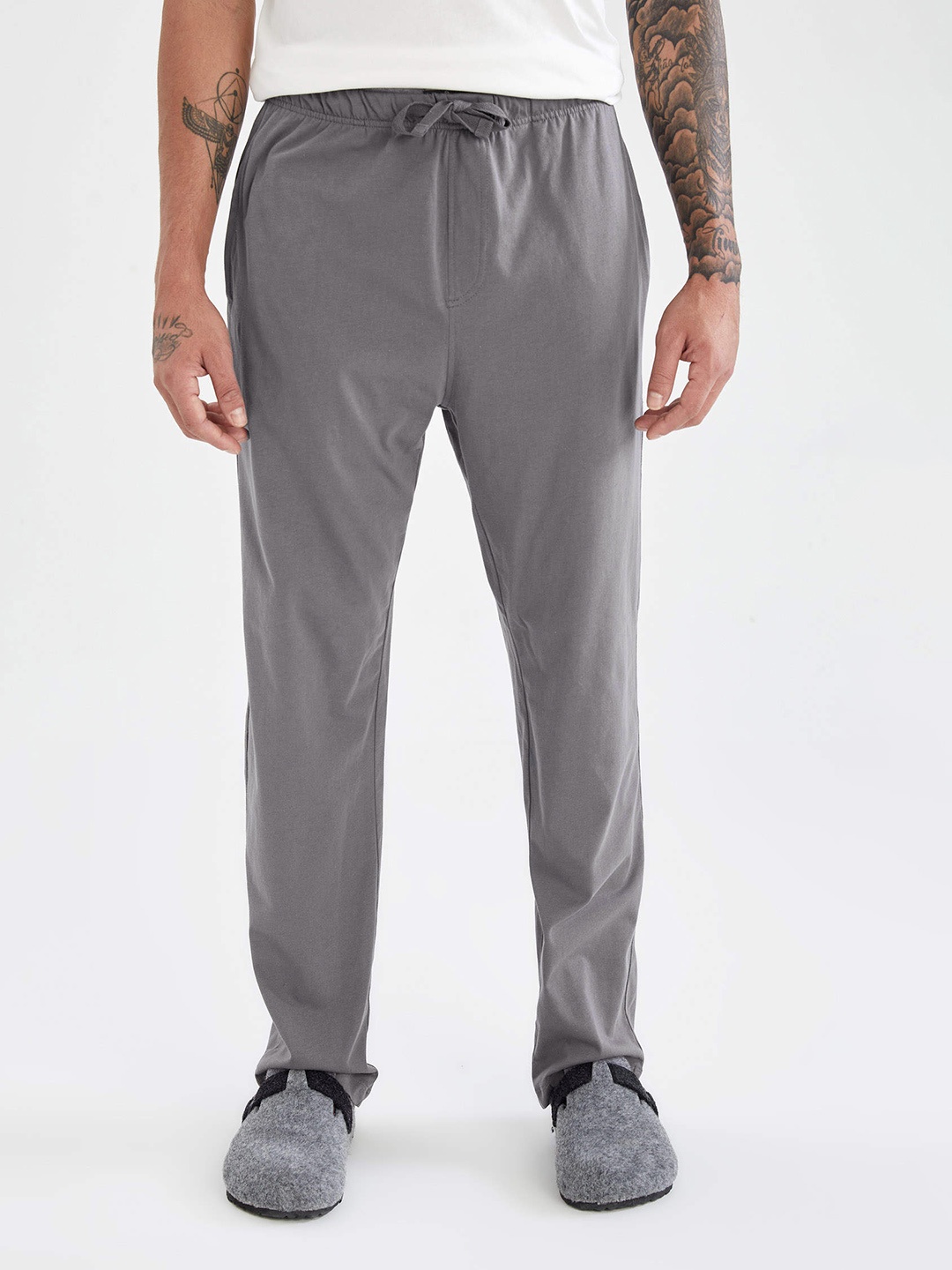 

DeFacto Men Grey Solid Regular Trousers