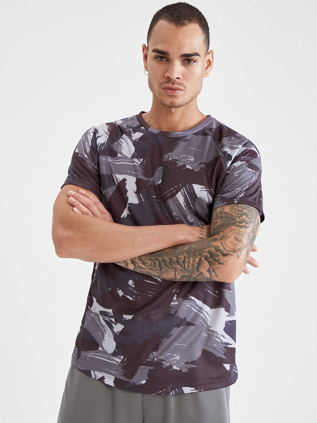 

DeFacto Men Charcoal Grey & White Printed Slim Fit T-shirt