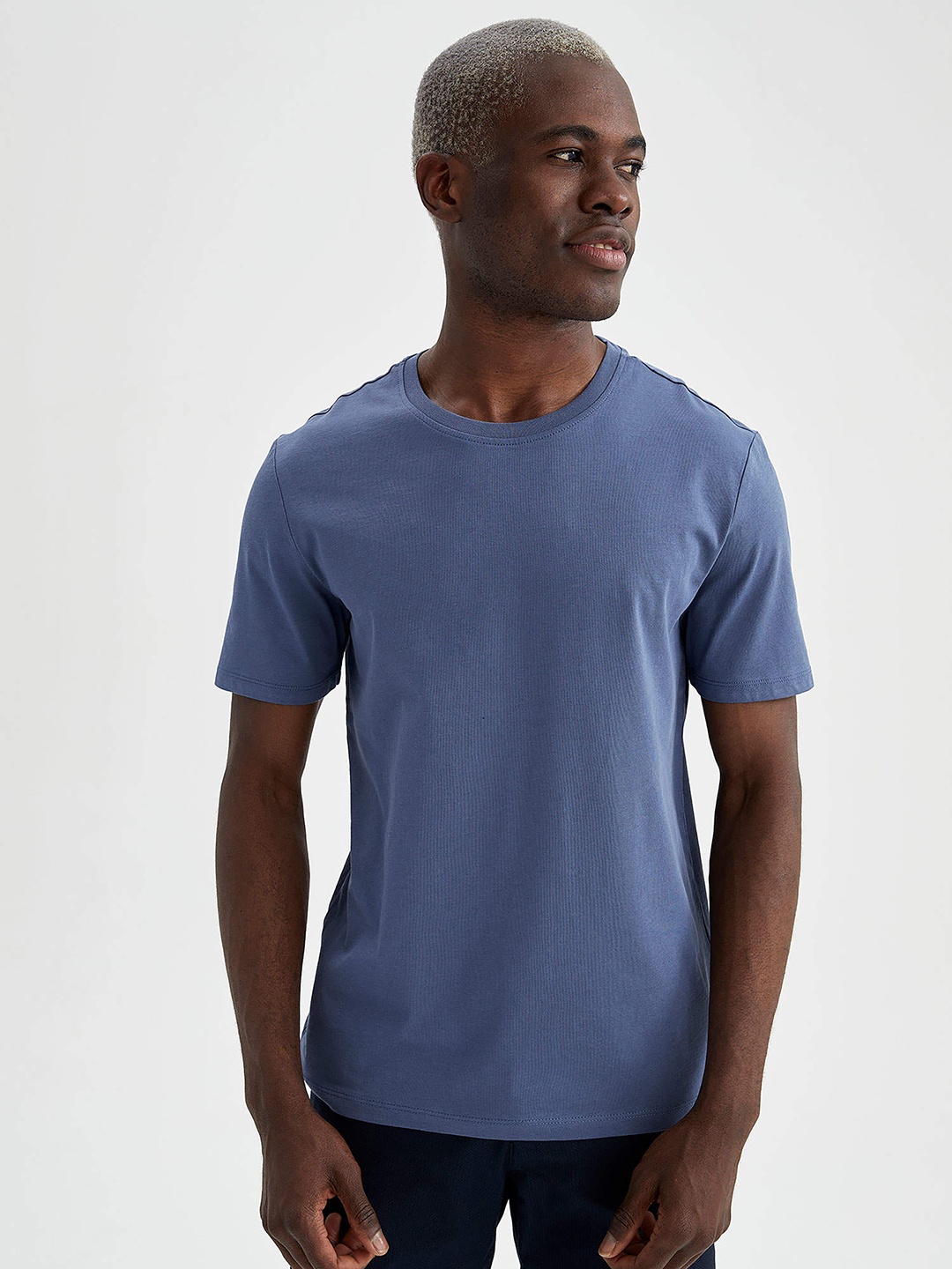 

DeFacto Men Blue Solid Cotton T-shirt