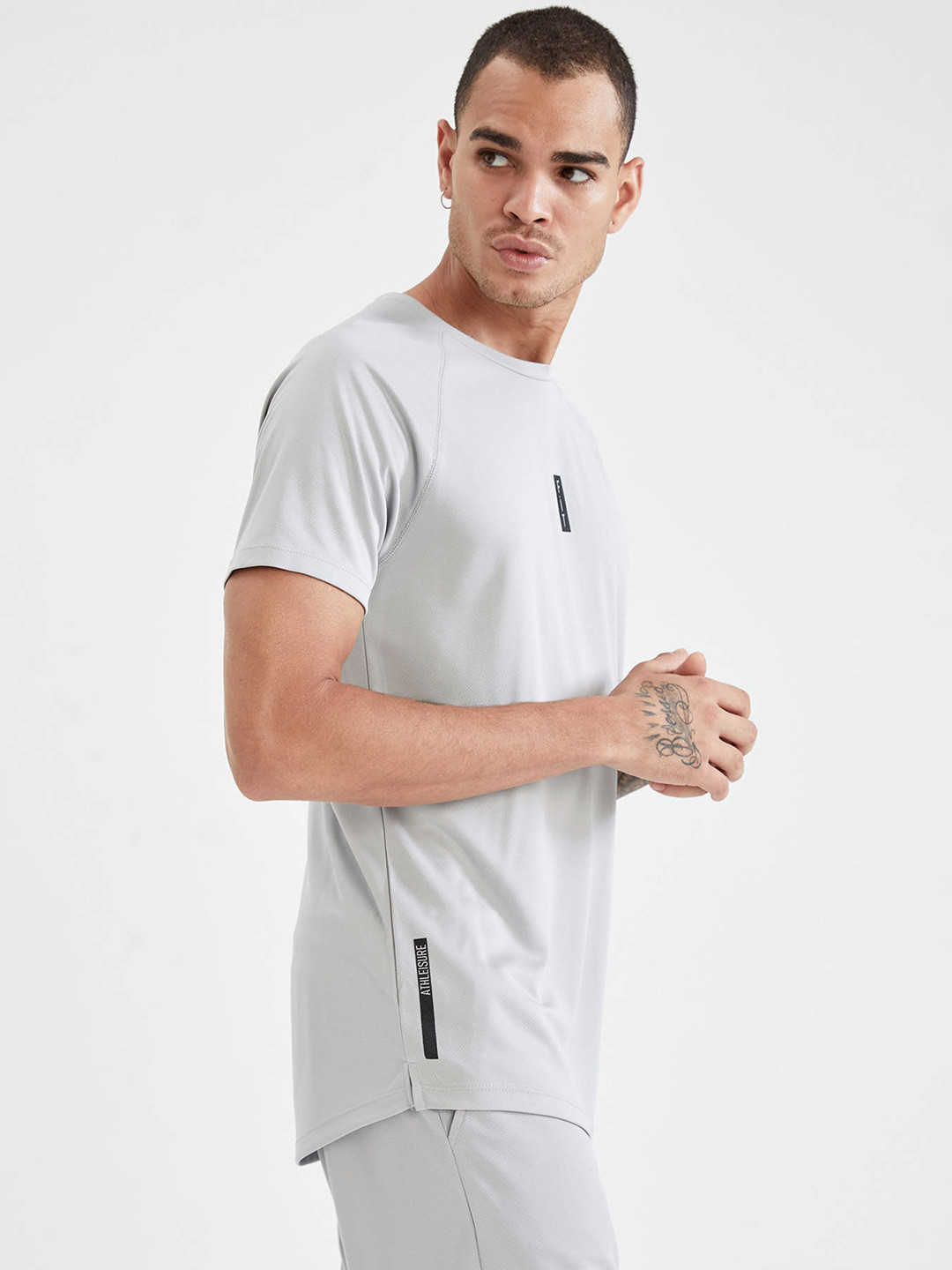 

DeFacto Men Grey Typography T-shirt