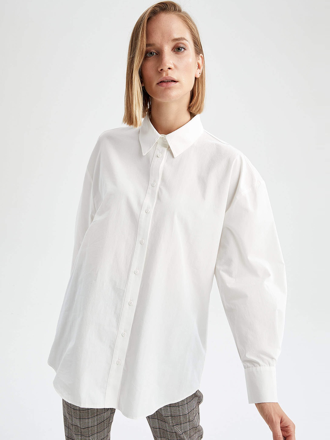 

DeFacto Women White Low-Cut Back Oversize Fit Cotton Poplin Shirt