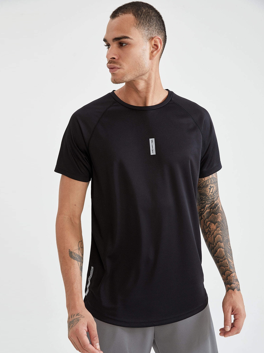 

DeFacto Men Black Solid Slim Fit T-shirt