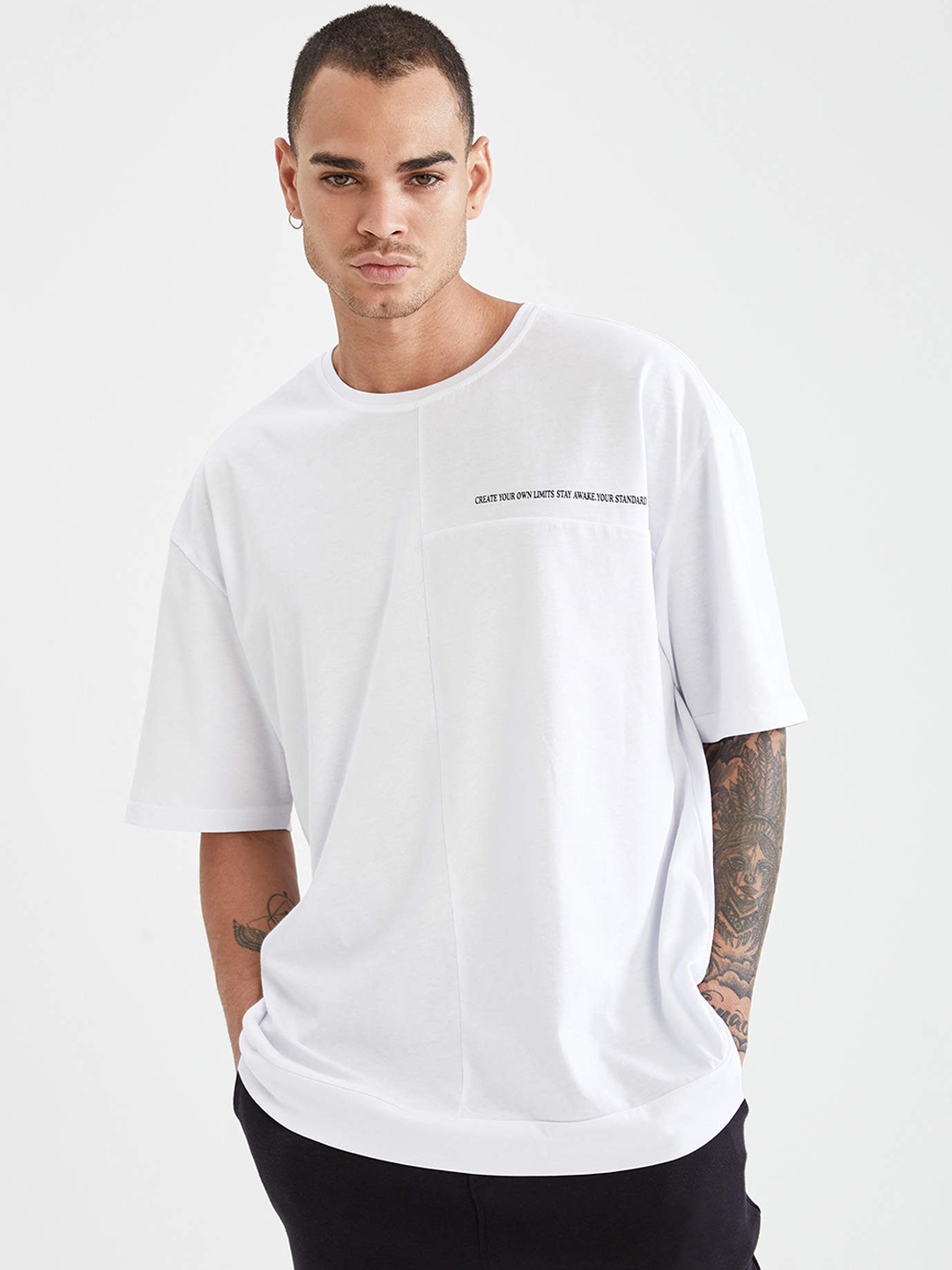 

DeFacto Men White Solid Pure Cotton T-shirt