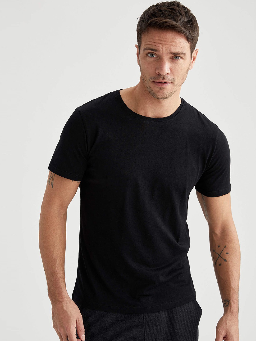 

DeFacto Men Black Solid T-shirt