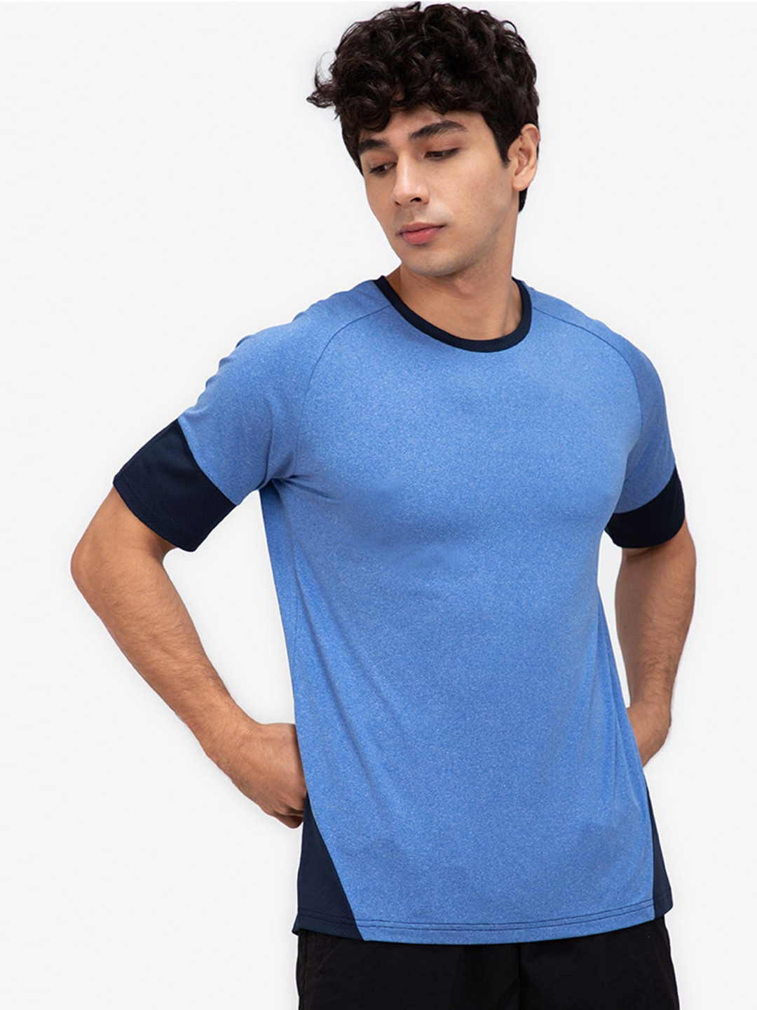 

ZALORA ACTIVE Men Blue & Black Raglan Sleeve T-shirt