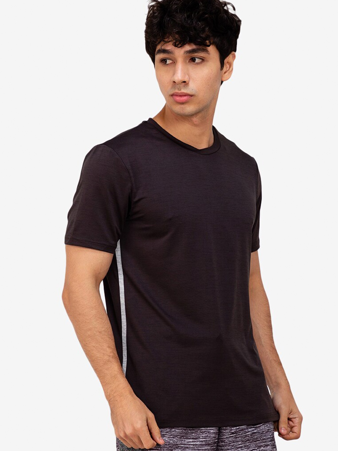 

ZALORA ACTIVE Men Black Solid Contrast Side Trim Split Hem T-Shirt