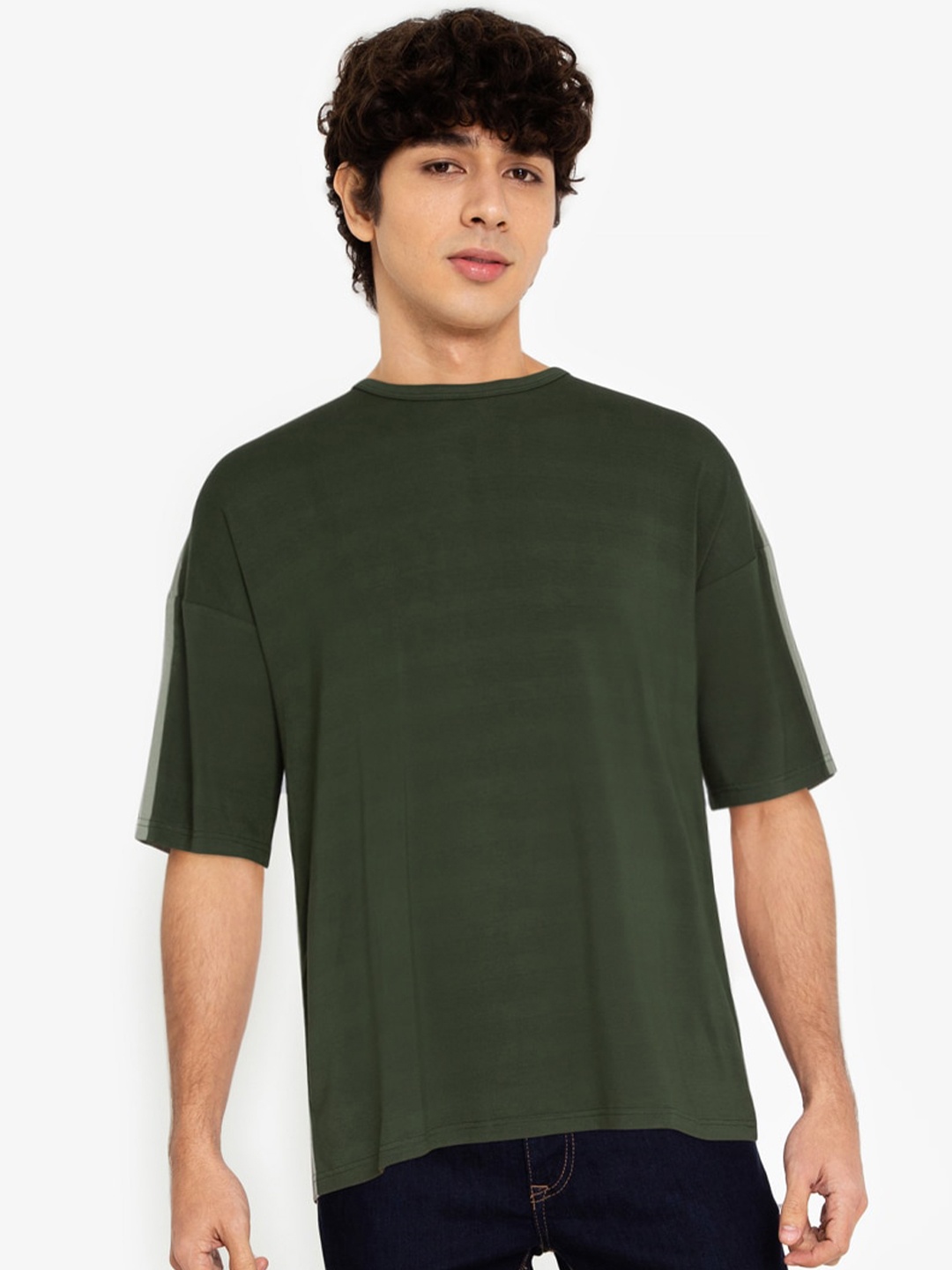 

ZALORA BASICS Men Green Solid Regular Fit T Shirt