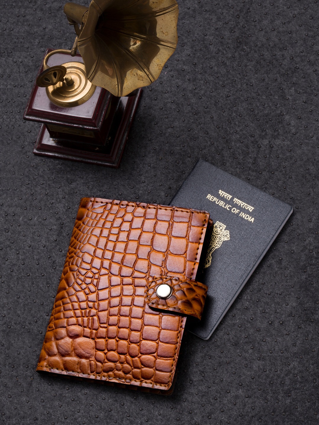 

IMUR Unisex Tan Brown Textured Leather Passport Holder