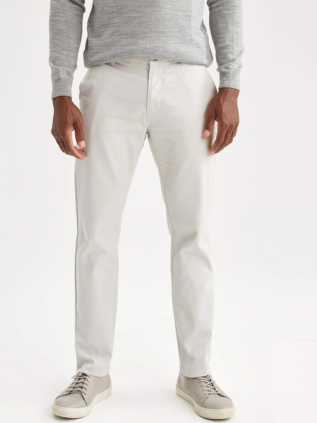 

DeFacto Men Grey Solid Trousers