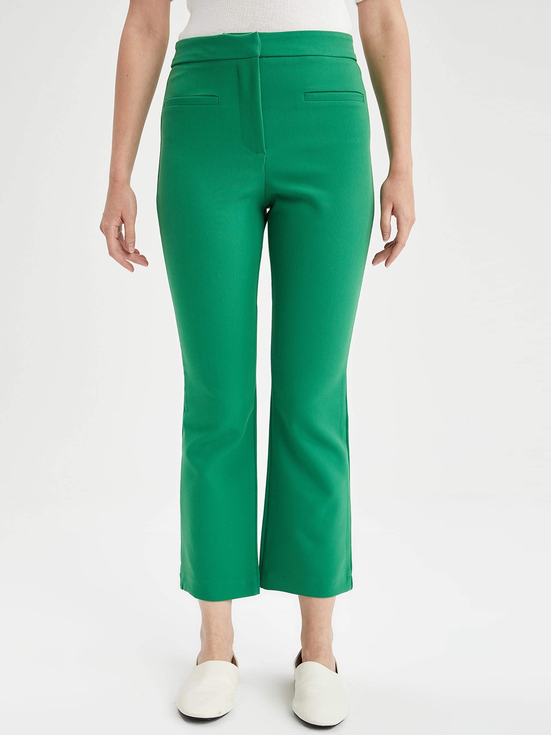 

DeFacto Women Green Solid Cropped Trousers