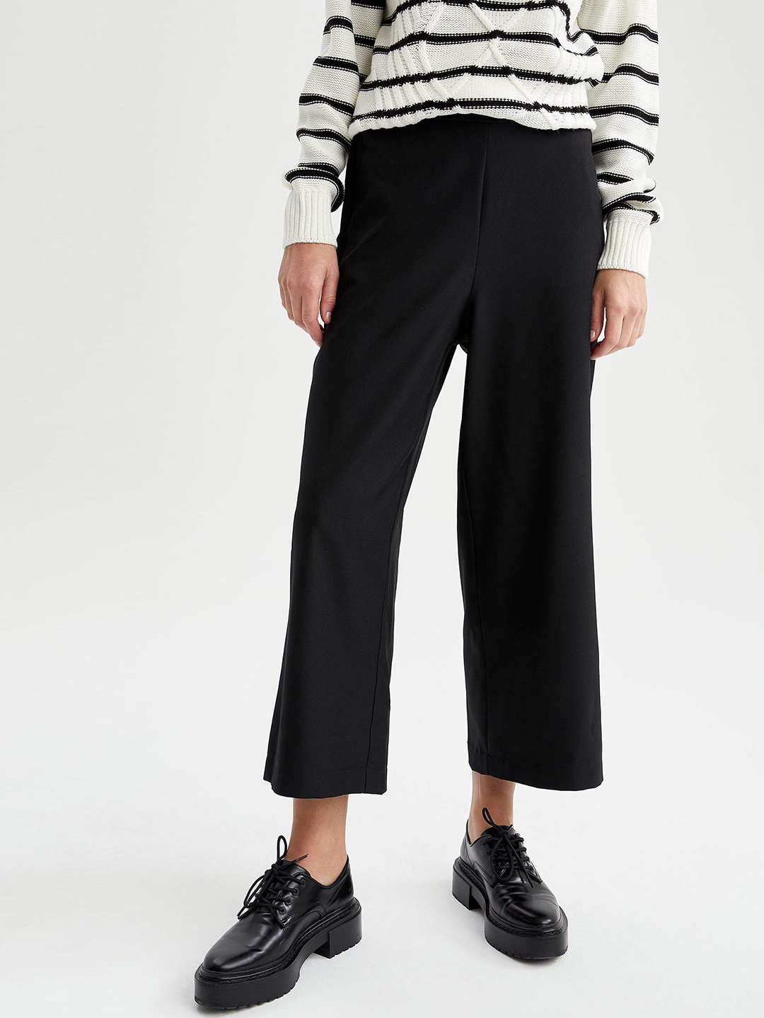 

DeFacto Women Black Solid Mid-Rise Wide Leg Cropped Trousers