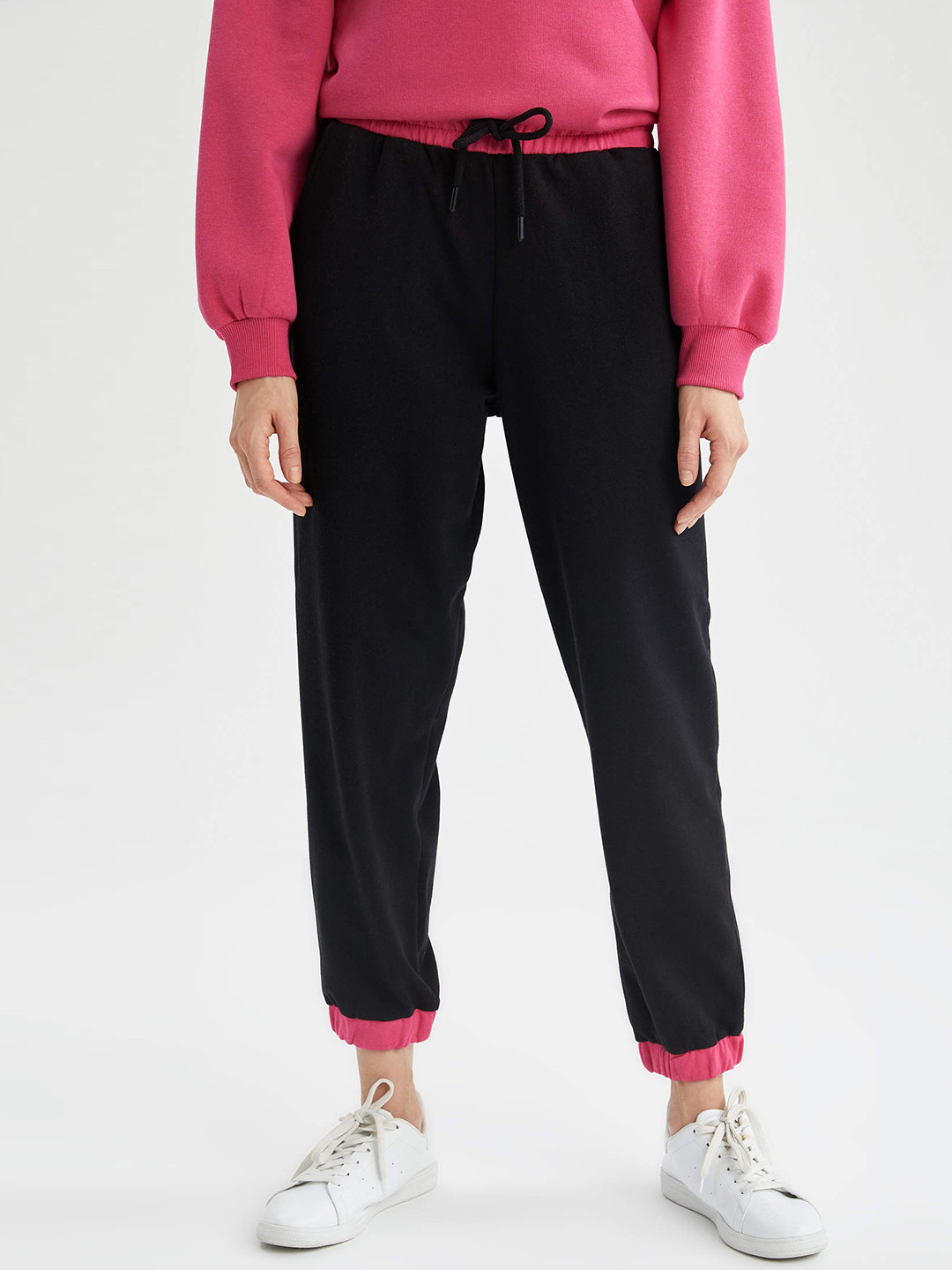 

DeFacto Women Black Solid Regular Fit Mid-Rise Joggers