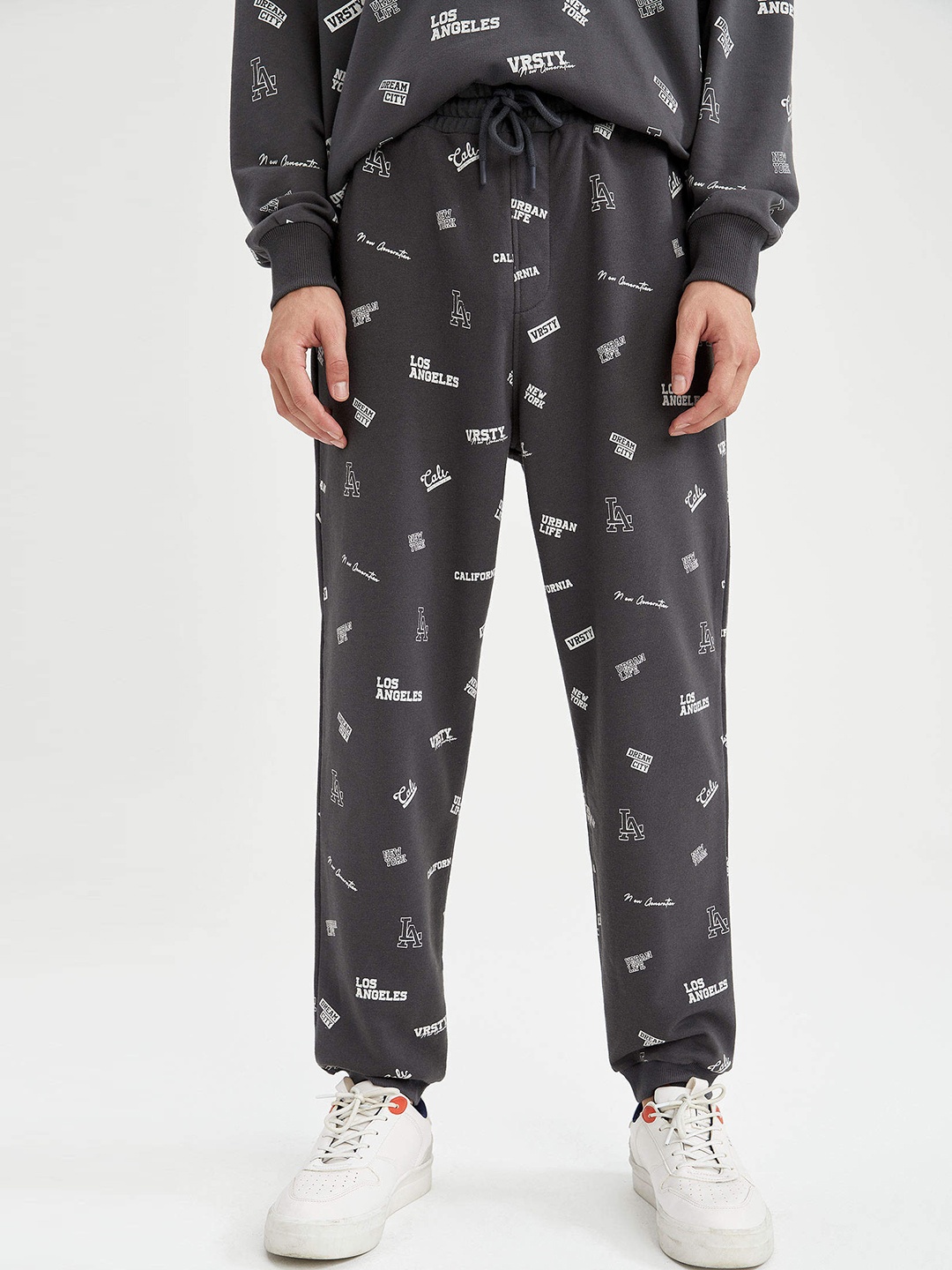 

DeFacto Men Charcoal Grey Printed Joggers