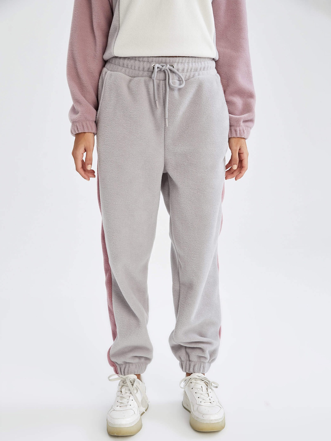 

DeFacto Women Grey Melange Solid Relaxed Fit Mid-Rise Joggers