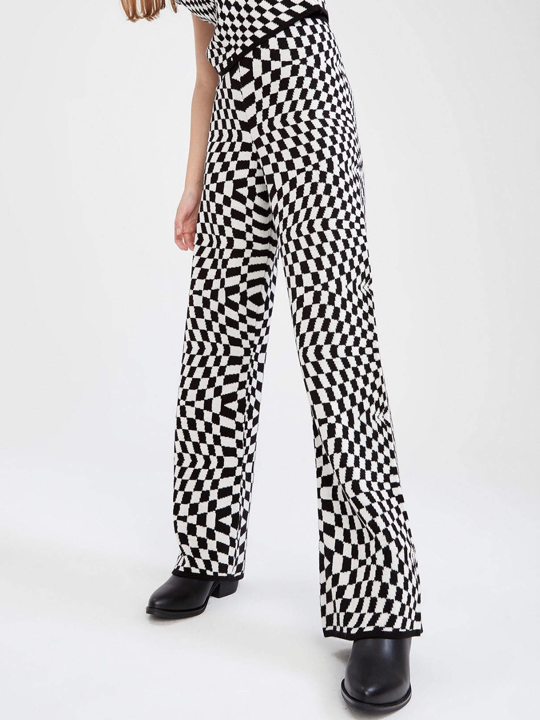 

DeFacto Women Black & White Geometric Print Winter Trousers