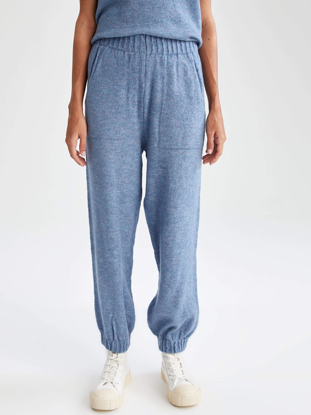 

DeFacto Women Blue Melange Effect Solid Mid-Rise Winter Joggers