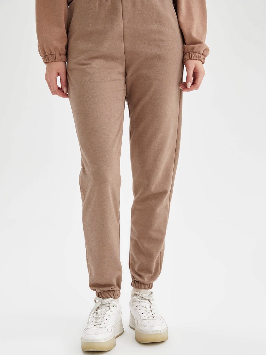 

DeFacto Women Brown Solid Relaxed Fit Mid-Rise Joggers