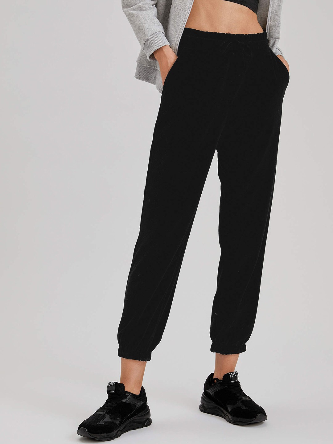 

DeFacto Women Black Solid Cropped Joggers