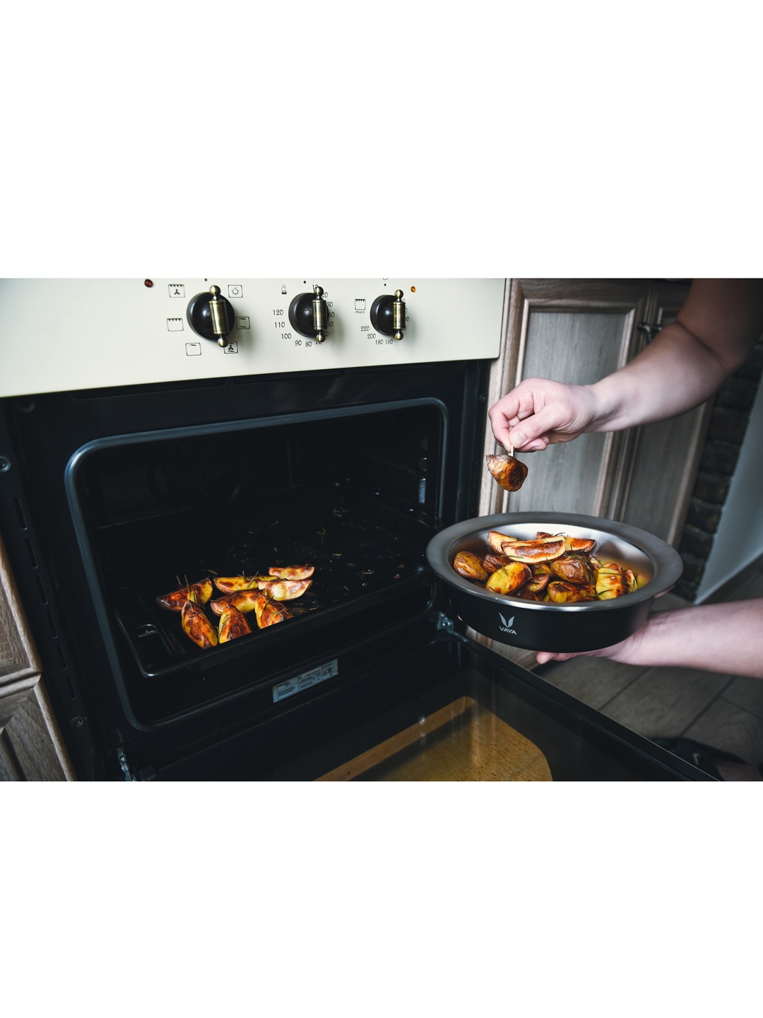 

Vaya Unisex Black Solid Stainless Steel Casserole 1100 ML