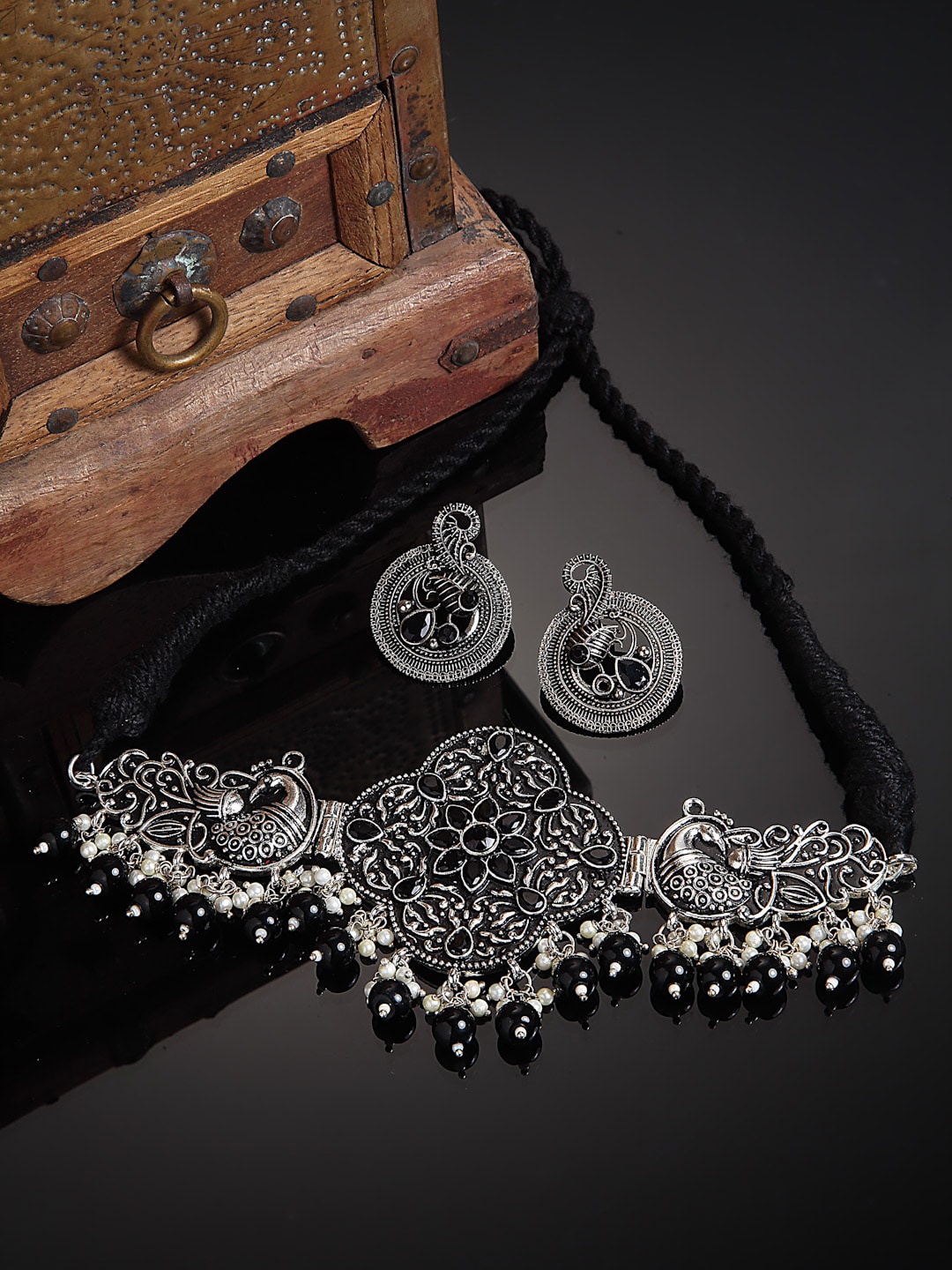 

Arrabi Oxidised Silver-Toned & White Pearl Beaded Jewellery Set