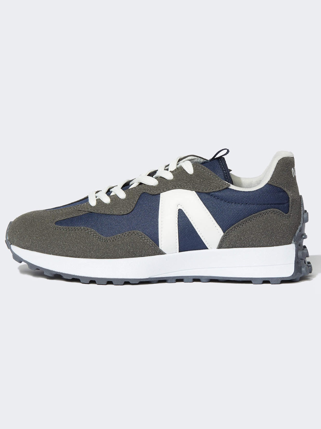 

DeFacto Men Charcoal Grey & Navy Blue Colourblocked Driving Sneakers