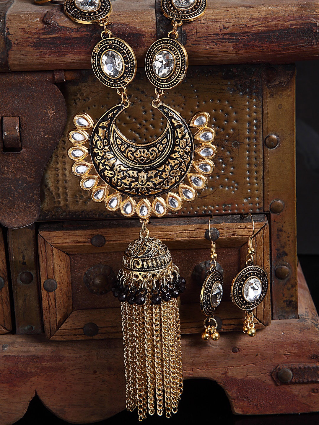 

Arrabi Gold-Toned & White Stone-Studded & Beaded Meenakari Jewellery Set