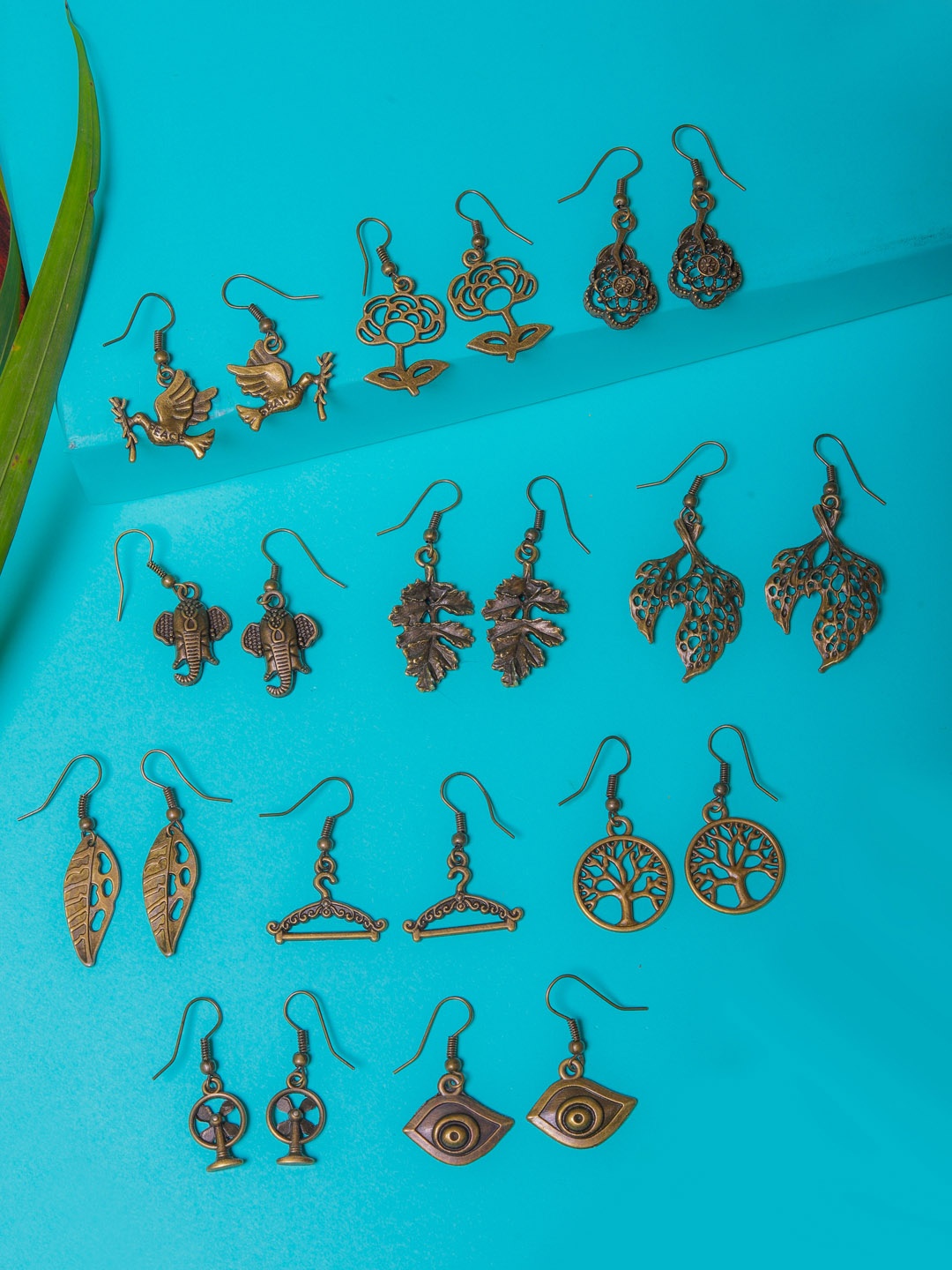 

DIVA WALK EXCLUSIVE Gold-Toned Contemporary Studs Earrings