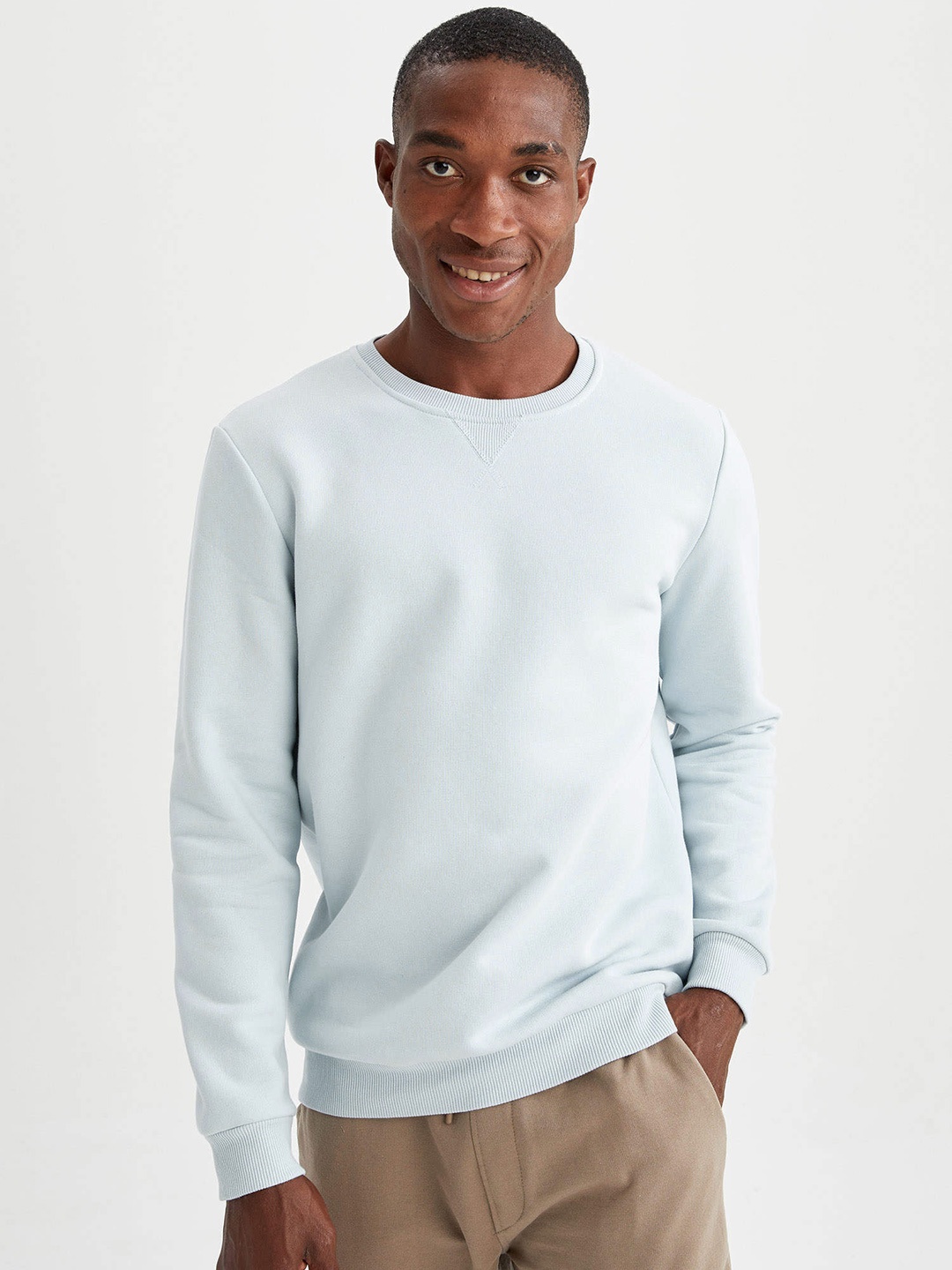 

DeFacto Men Blue Solid Sweatshirt