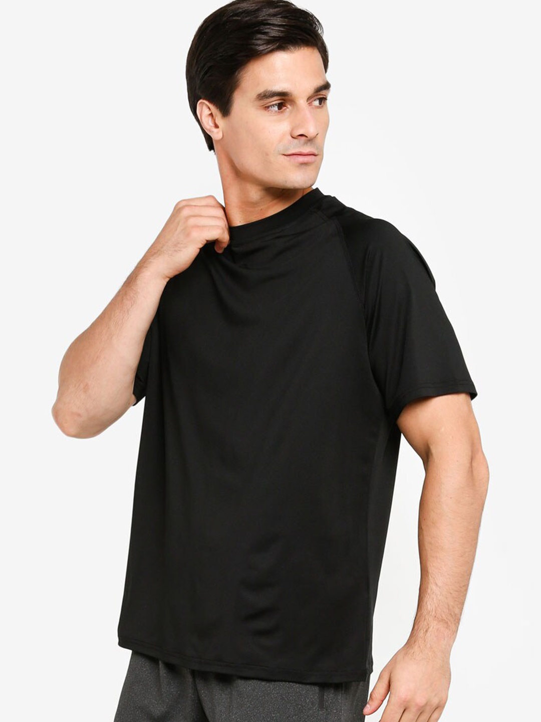 

ZALORA ACTIVE Men Black Solid k Reflective Line Sports T-Shirt