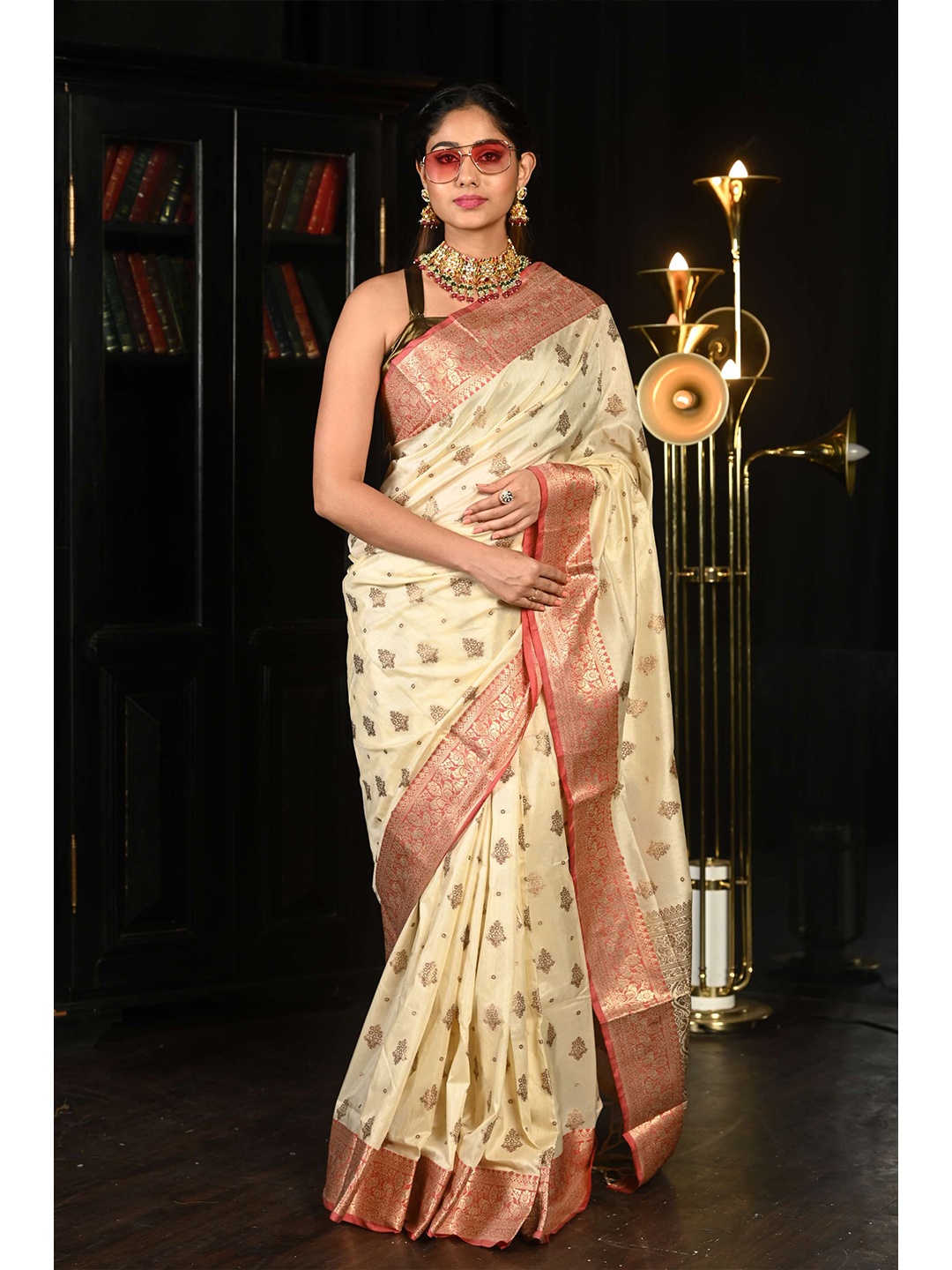 

KARAGIRI White & Gold-Toned Floral Zari Silk Blend Saree