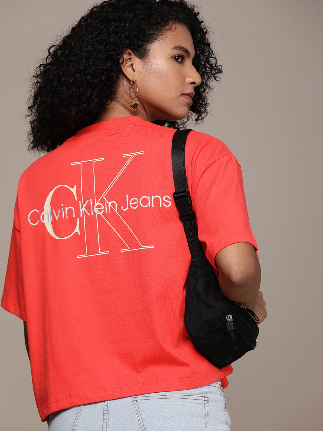 

Calvin Klein Jeans Women Pink Brand Logo Printed Drop-Shoulder Sleeves Crop T-shirt