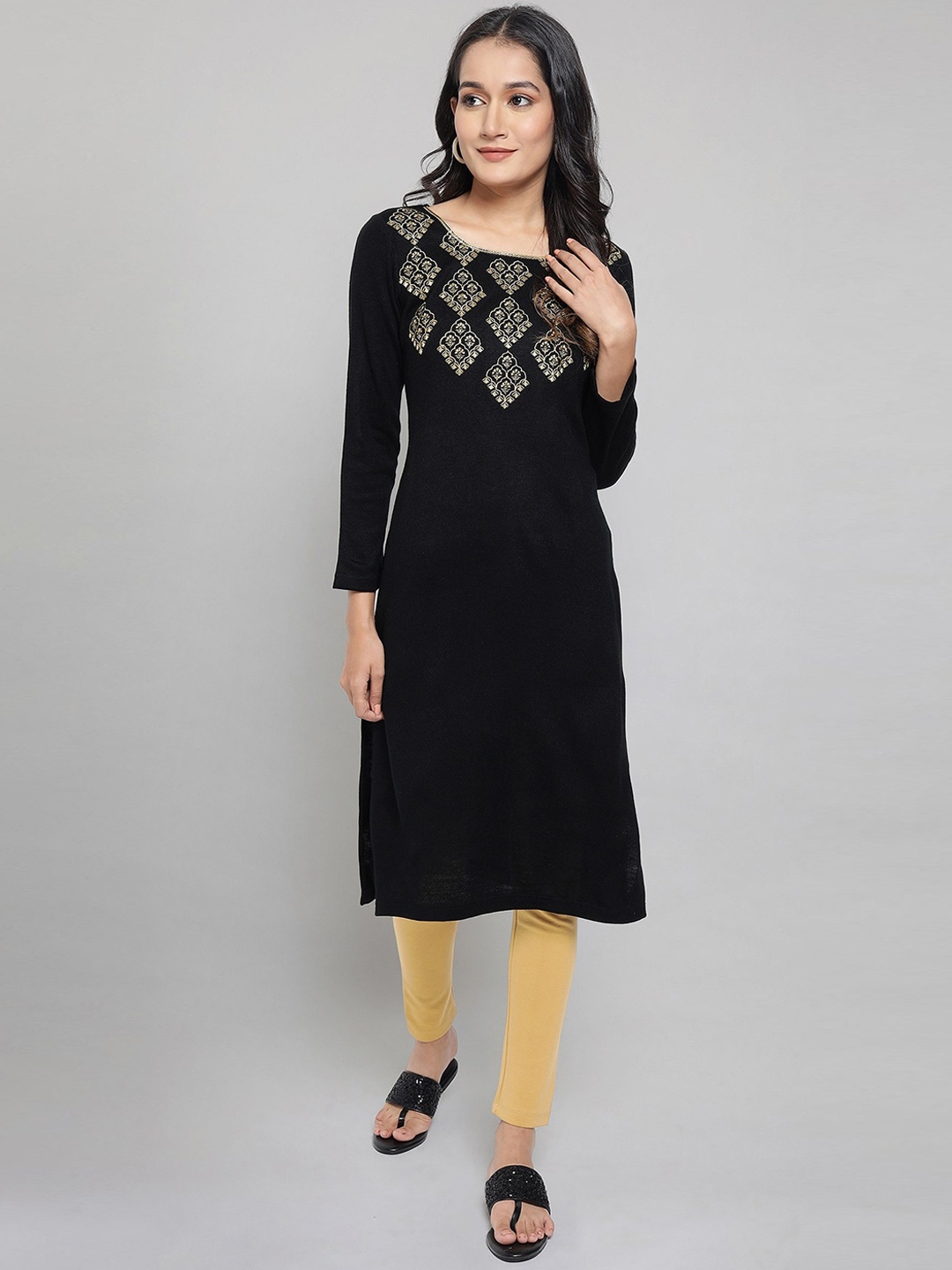 

AURELIA Women Black Geometric Embroidered Kurta
