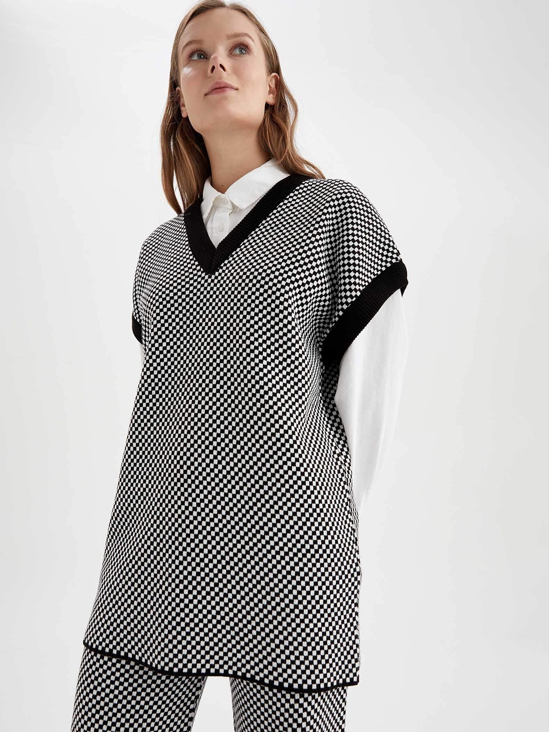 

DeFacto Women Black & White Acrylic Checkerboard Longline Pullover