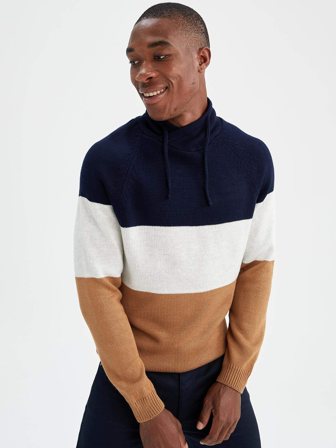 

DeFacto Men Navy Blue & White Colourblocked Pullover