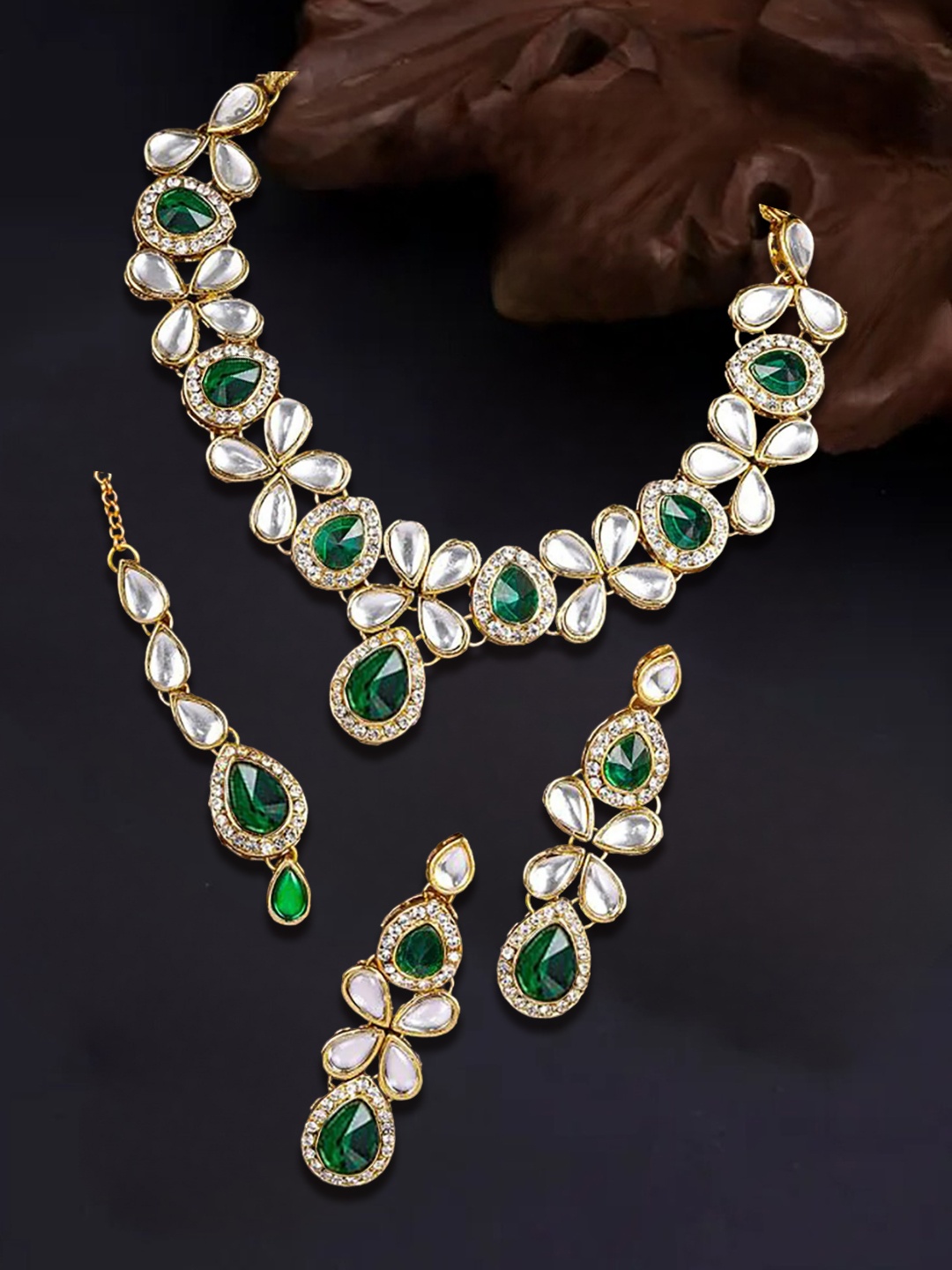 

OOMPH Gold-Toned Green & White Kundan Stone Studded Jewellery Set