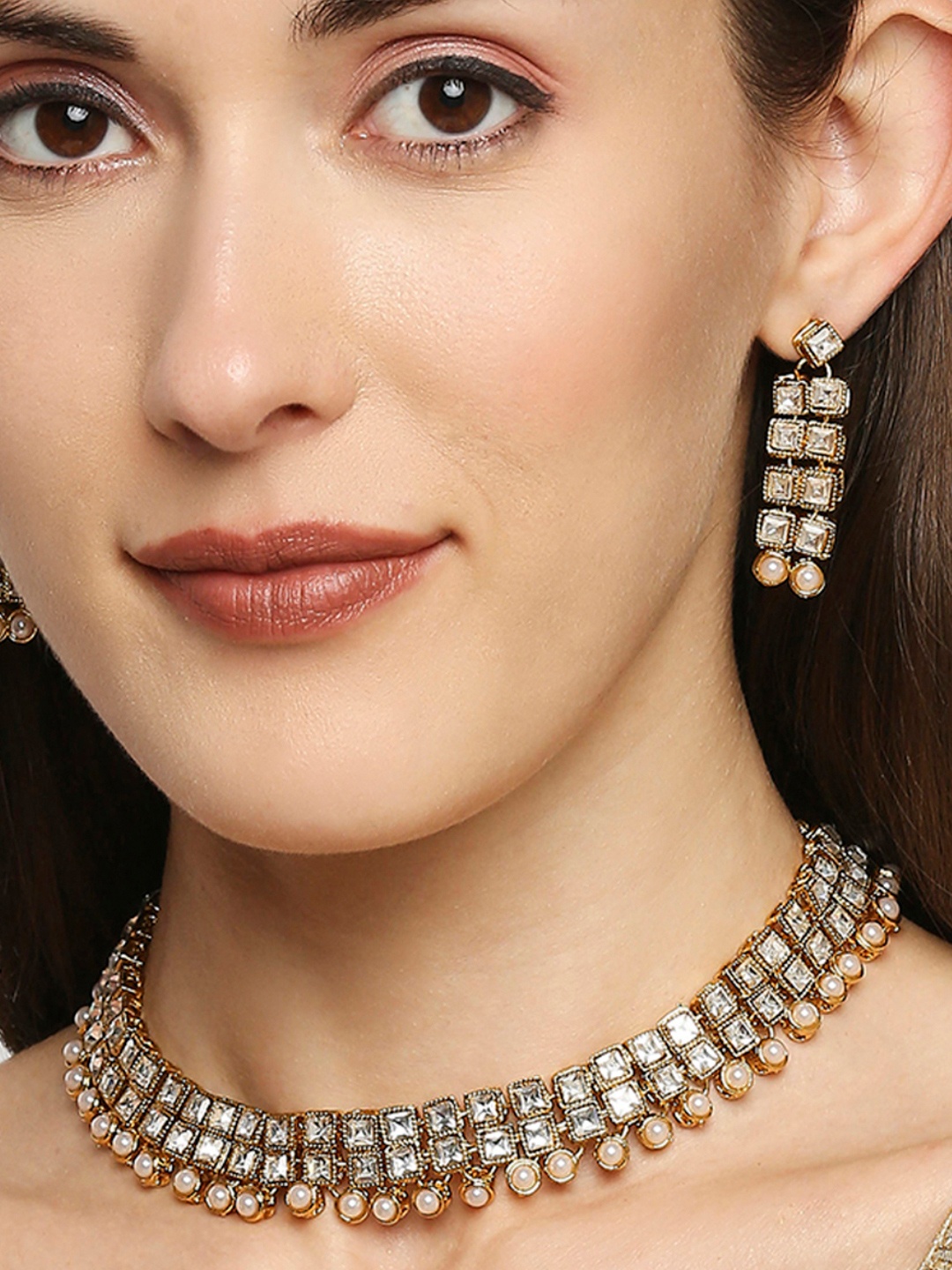

OOMPH Gold-Toned White Kundan Studded & Beaded Jewelry Set
