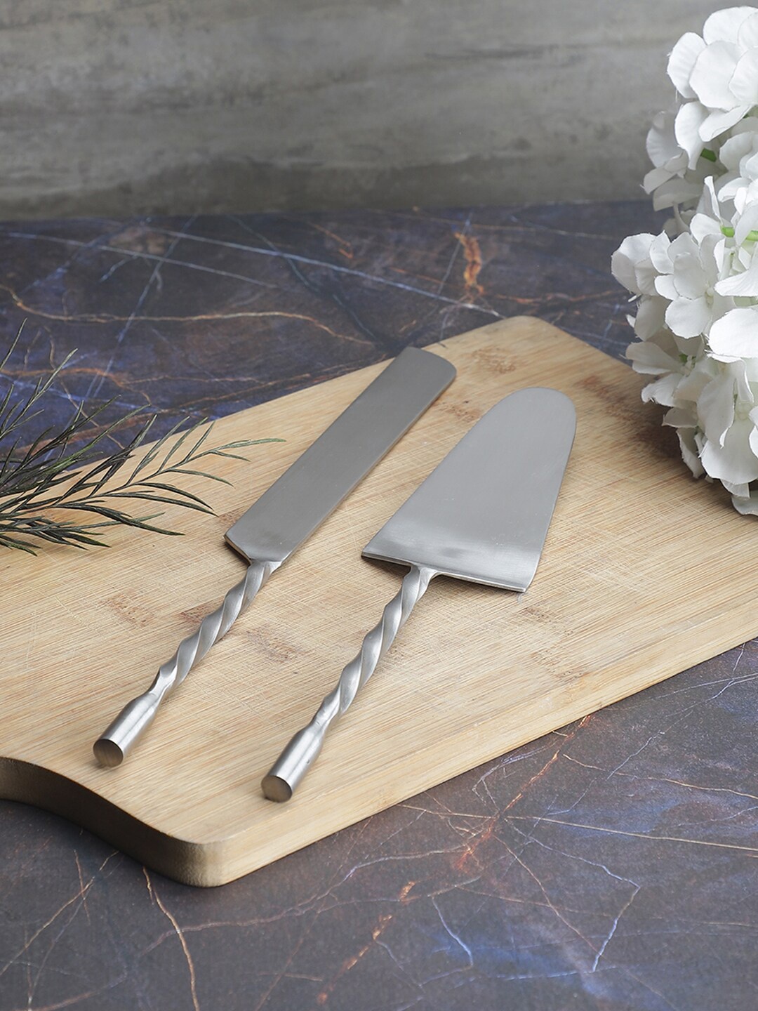 

VarEesha Set Of 2 Silver Toned Twisted Matt Stainless Steel Cake Set