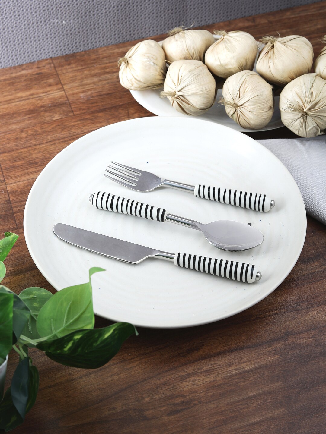 

VarEesha Set of 3 Black Spiral Ceramic Handle Handmade Cutlery Set