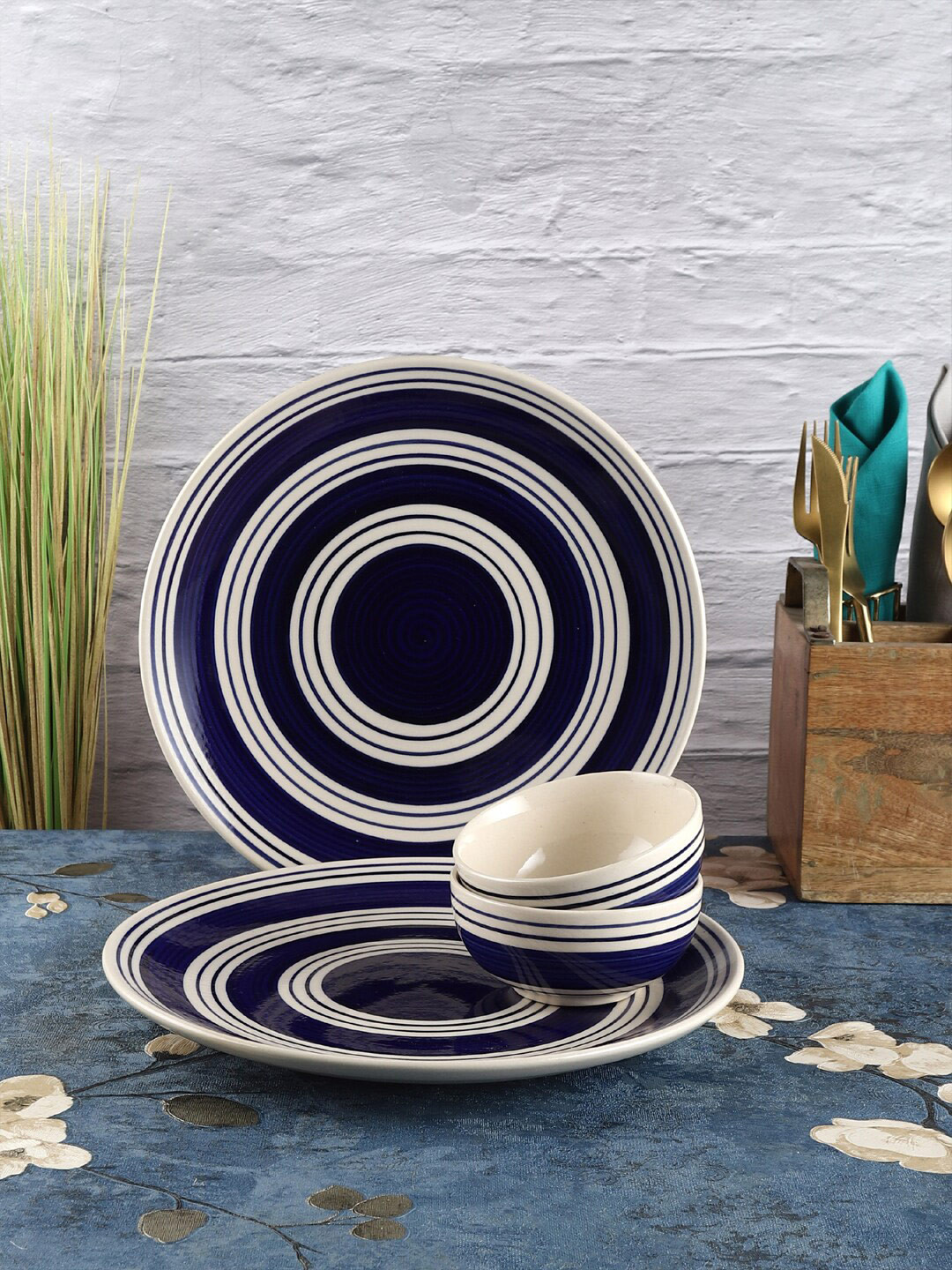 

VarEesha Blue & Cream-Coloured 4 Pieces Handcrafted and Hand Painted Printed Ceramic Glossy Dinner Set