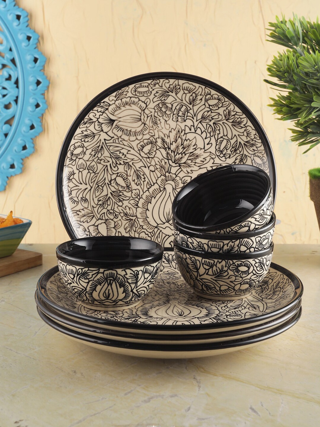 

VarEesha Off White & Black 8 Pieces Floral Printed Ceramic Glossy Dinner Set