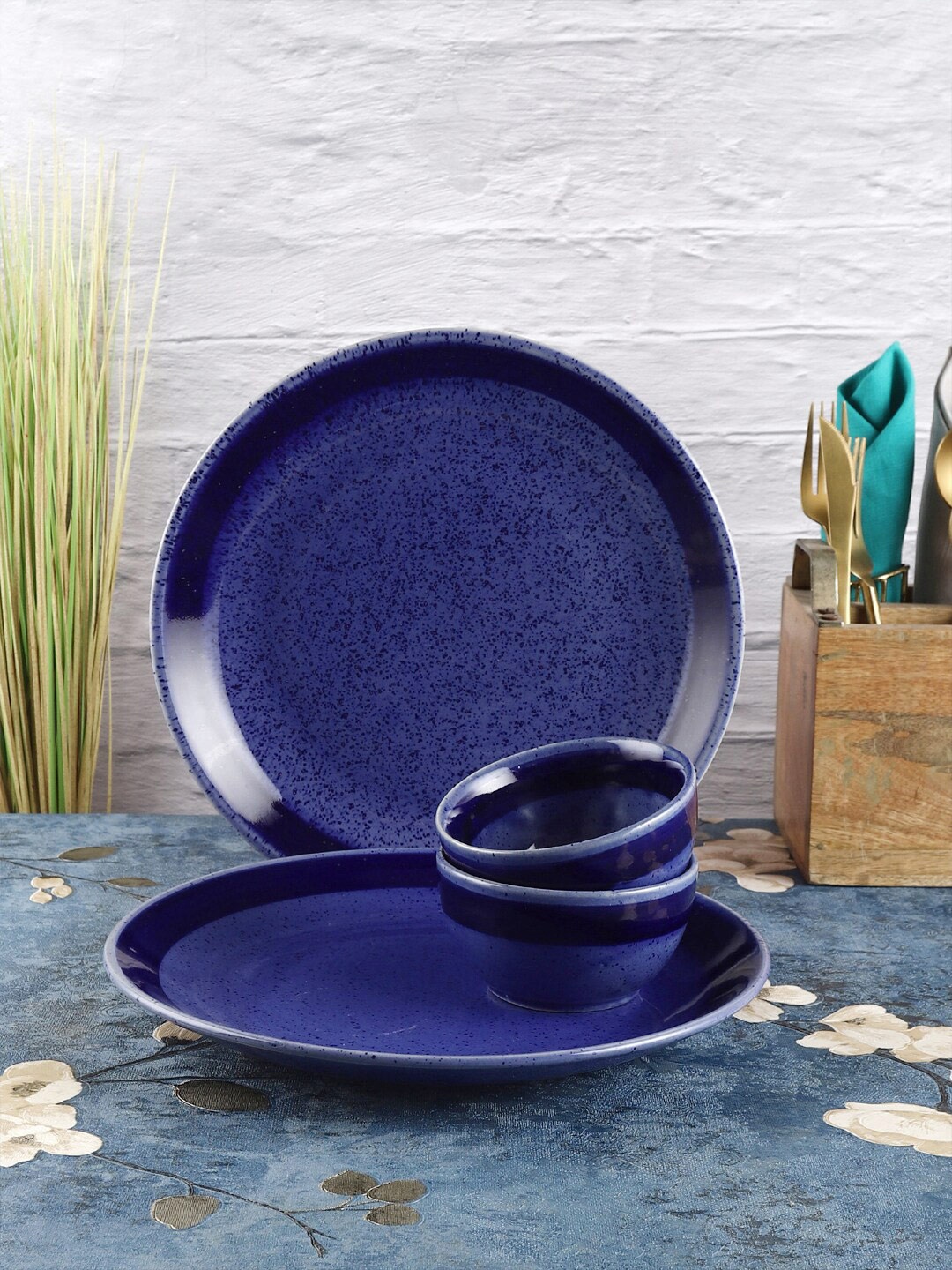 

VarEesha Navy Blue & 4 Pieces Handcrafted and Hand Painted Ceramic Glossy Dinner Set