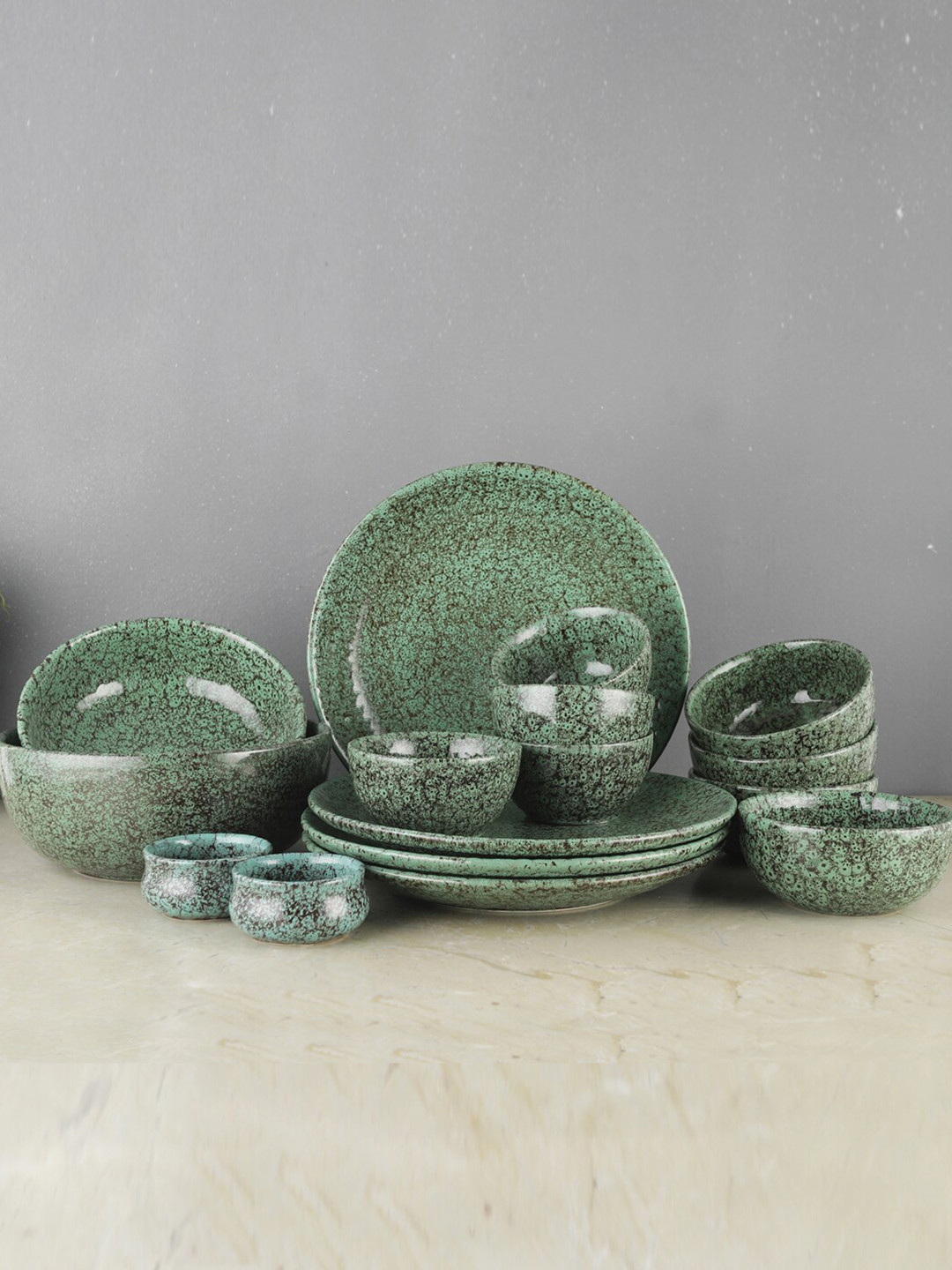 

VarEesha Green & 16 Pieces Handcrafted and Hand Painted Printed Ceramic Glossy Dinner Set