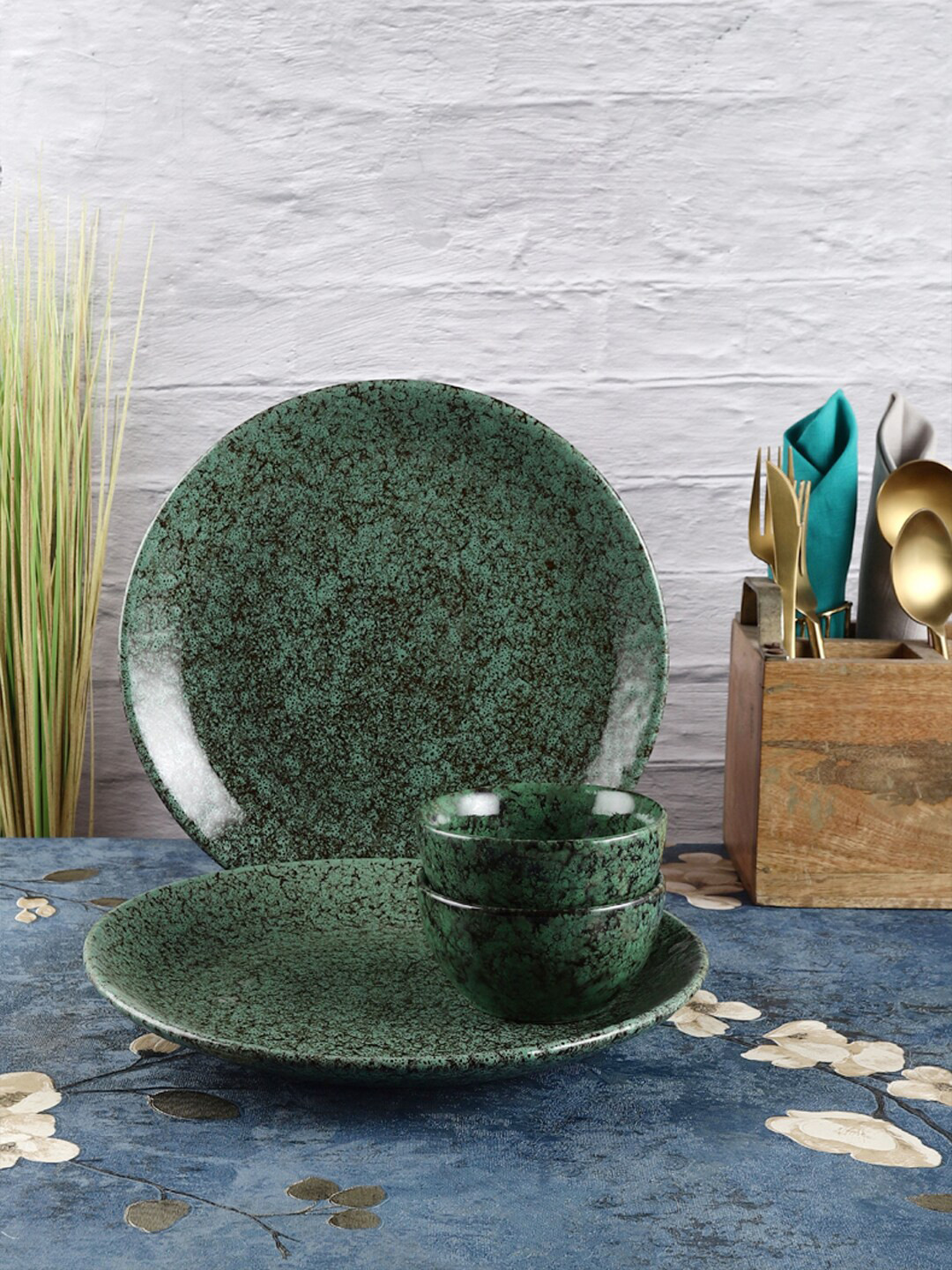 

VarEesha Green & 4 Pieces Printed Ceramic Glossy Dinner Set