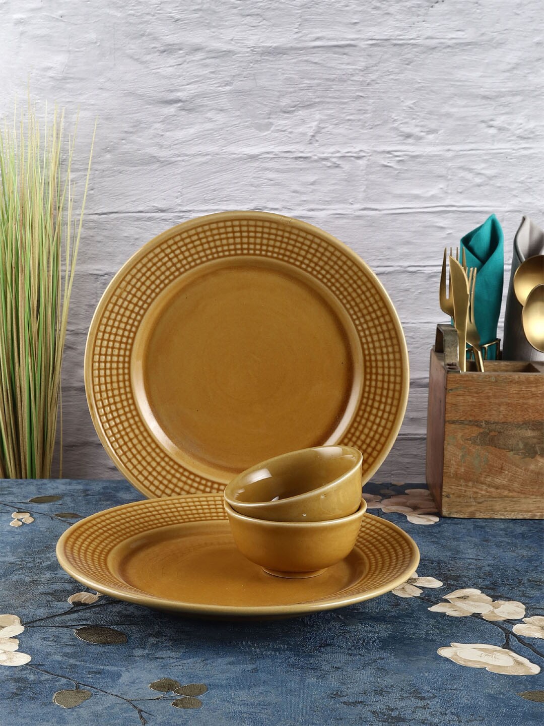 

VarEesha Mustard & 4 Pieces Handcrafted and Hand Painted Ceramic Glossy Dinner Set
