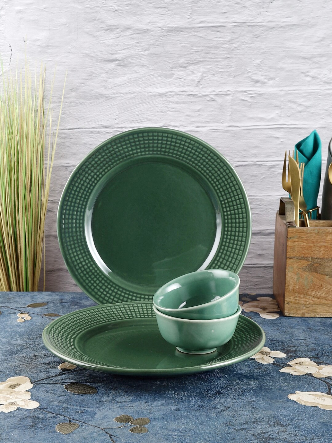 

VarEesha Green & 4 Pieces Handcrafted and Hand Painted Textured Ceramic Glossy Dinner Set