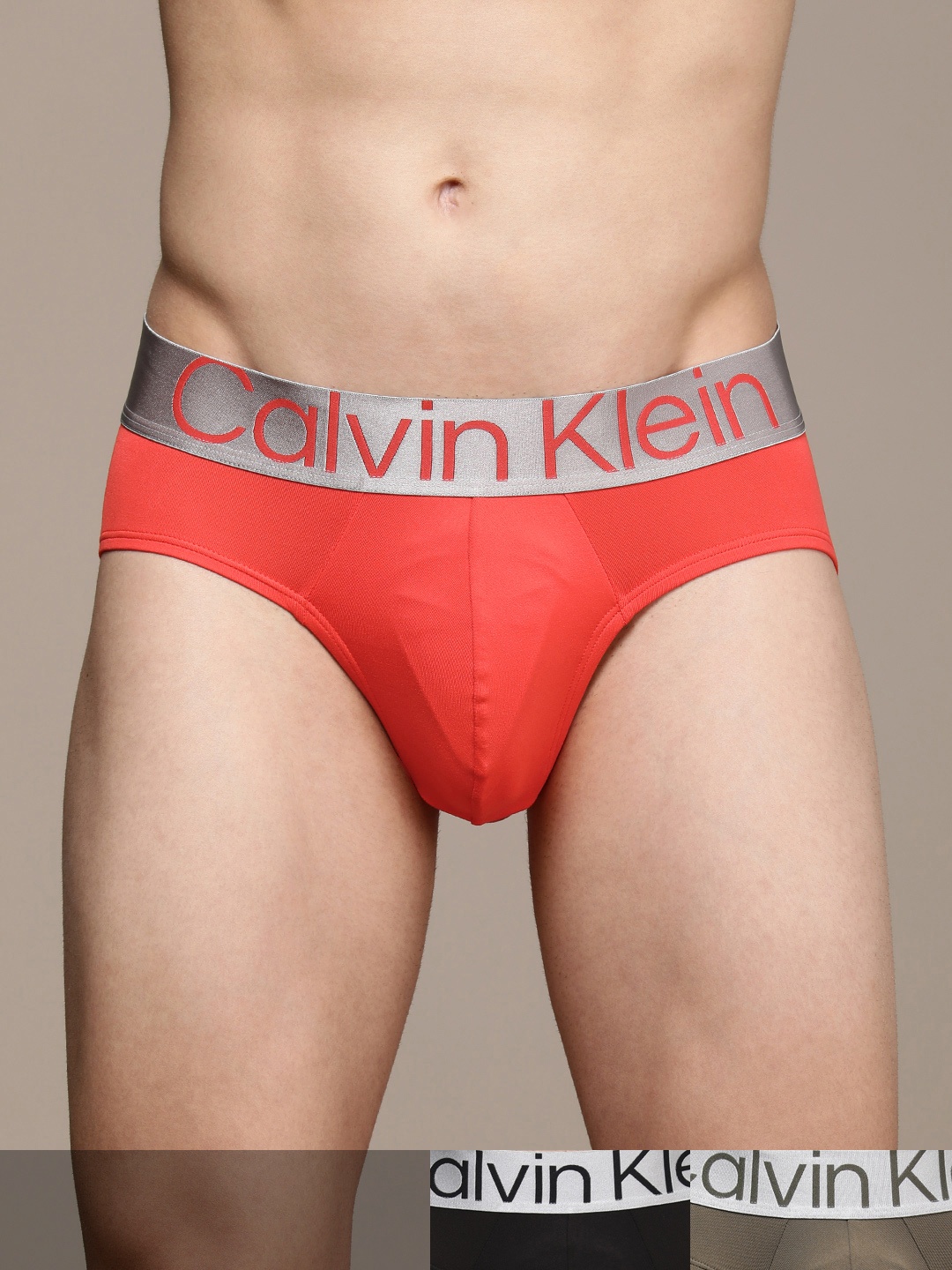 

Calvin Klein Underwear Men Pack of 3 Solid Briefs NB307313B, Coral