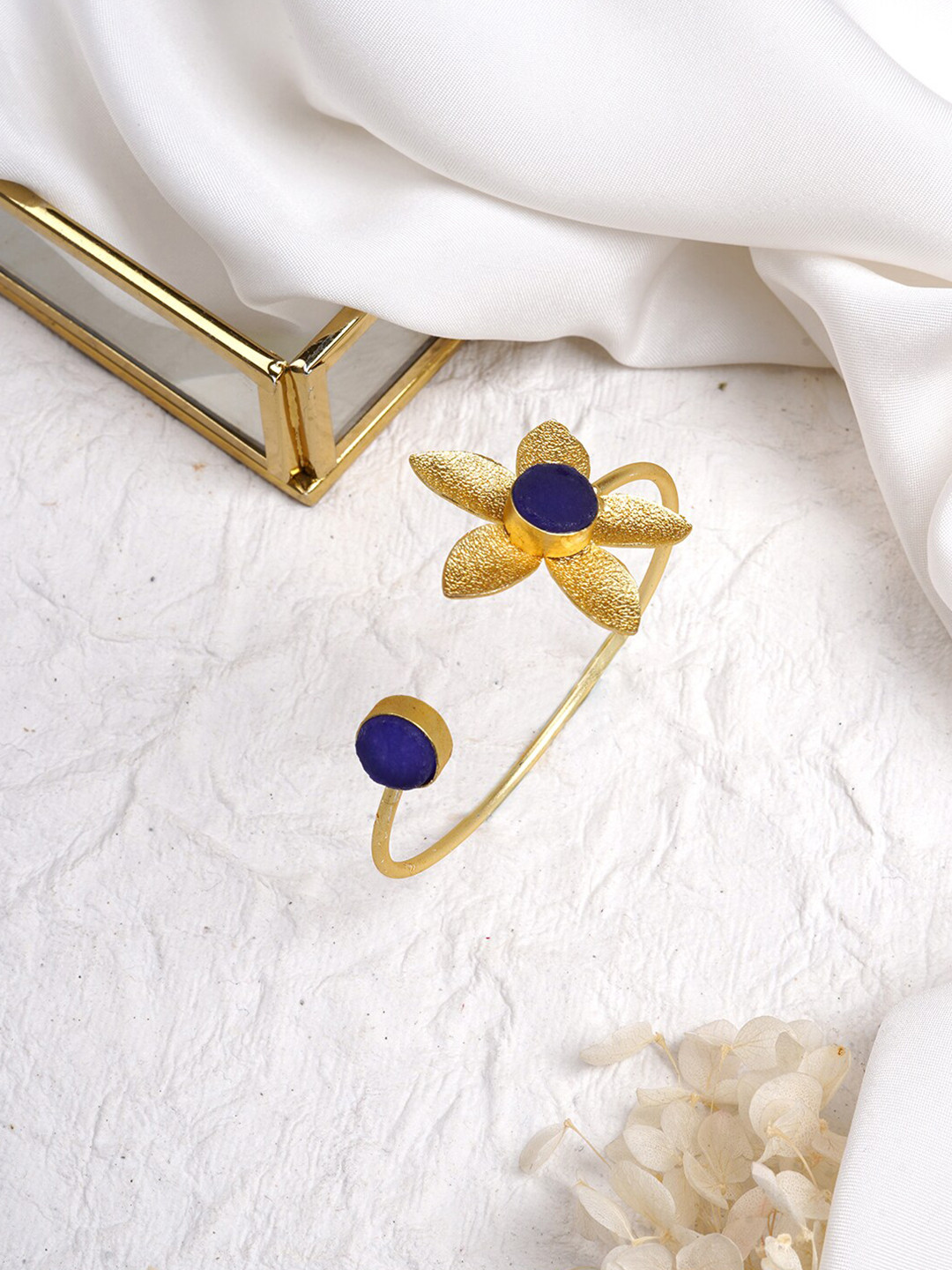 

TEEJH Women Blue & Gold-Toned & Plated Flower Bracelet